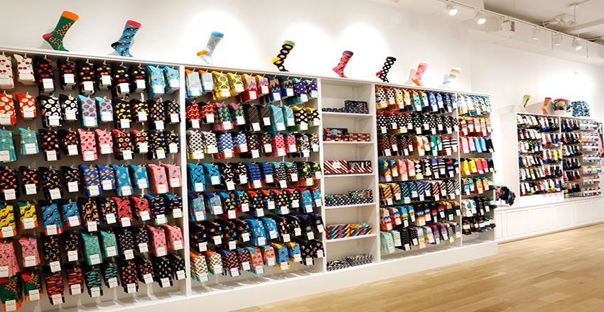 دکوراسیون جوراب فروشی، به دنیای رنگ‌ها خوش آمدید!